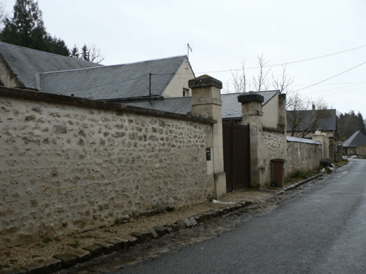 Clôture pleine en périmètre de protection des monuments historiques